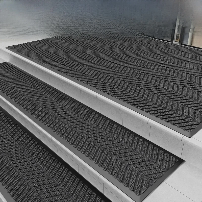 階段に滑り落ちる恐怖をどう防ぐ？新家喜の屋外階段用滑り止めマットが解決するリアルな使い心地