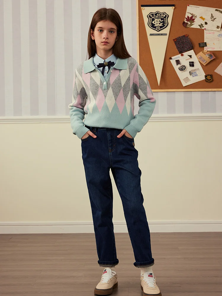刺繍デザインの暖かいデニムパンツ：男女兼用のカジュアルストレートで春秋に最適な着用シーン