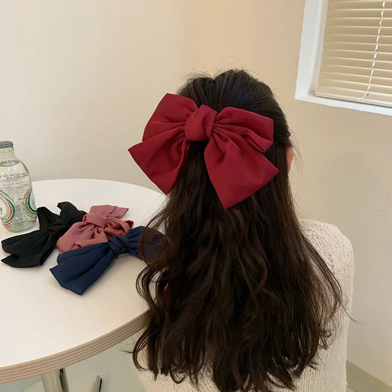 レトロな赤いリボンが通学スタイルを彩る！どう選ぶべきか？