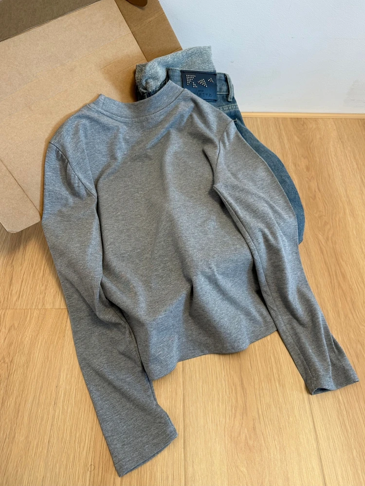 通勤スタイルに悩むあなたへ：Tシャツの下に着る長袖トップスは、本当に「おしゃれ」に見えるのか？