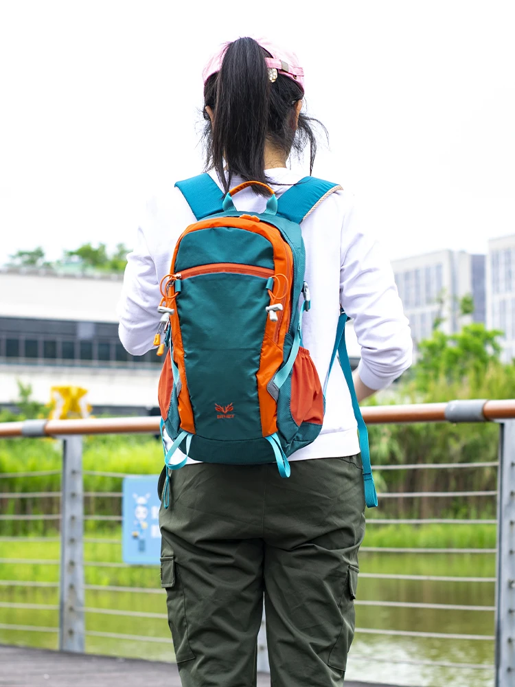 登山リュック レディース おすすめ：軽量で通気性の良い30リットル防水リュック