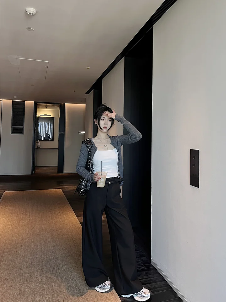 ブラックストレートパンツ【ハイウエスト・ワイドレッグ・フィット】（セットアップ対応）