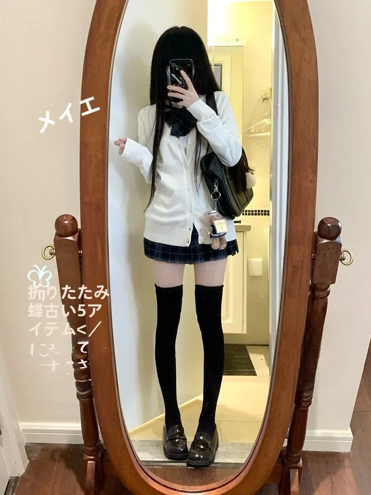 かっこいい中学生になるための机おしゃれとは？白色ニットカーディガンとチェック柄スカートが答えになる