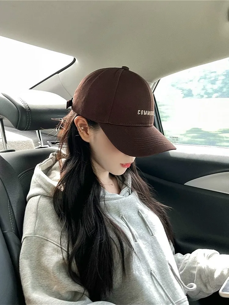 コーヒー色のベースボールキャップ：秋冬に最適な女性向け韓国風柔らかいトップスタイル