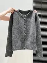 高級感あるニットカーディガン【長袖・厚手】と黒チェックのプリーツスカート（セットアップ対応）