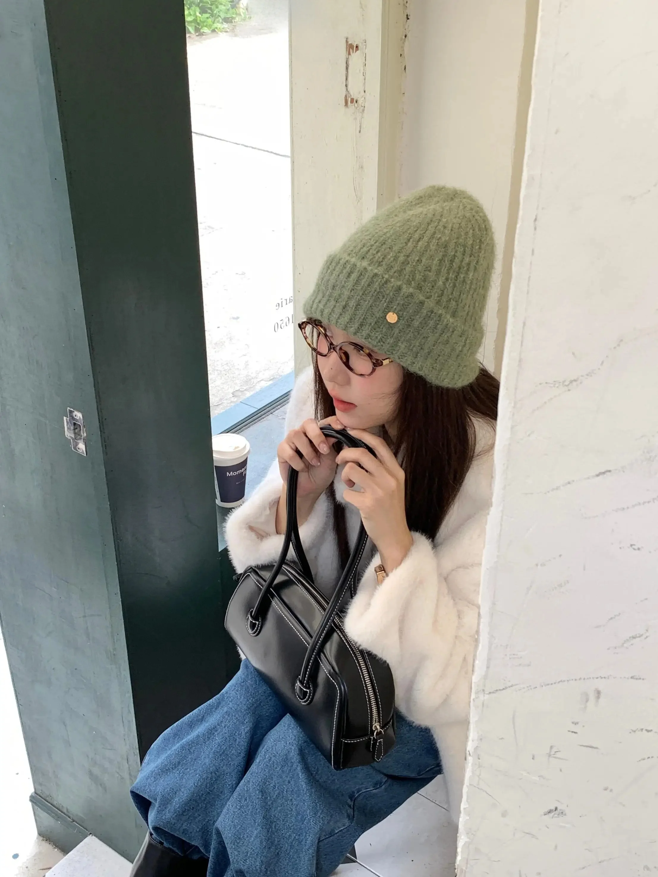 秋冬用グリーンニット帽：女性向けの保温性と小顔効果を実現