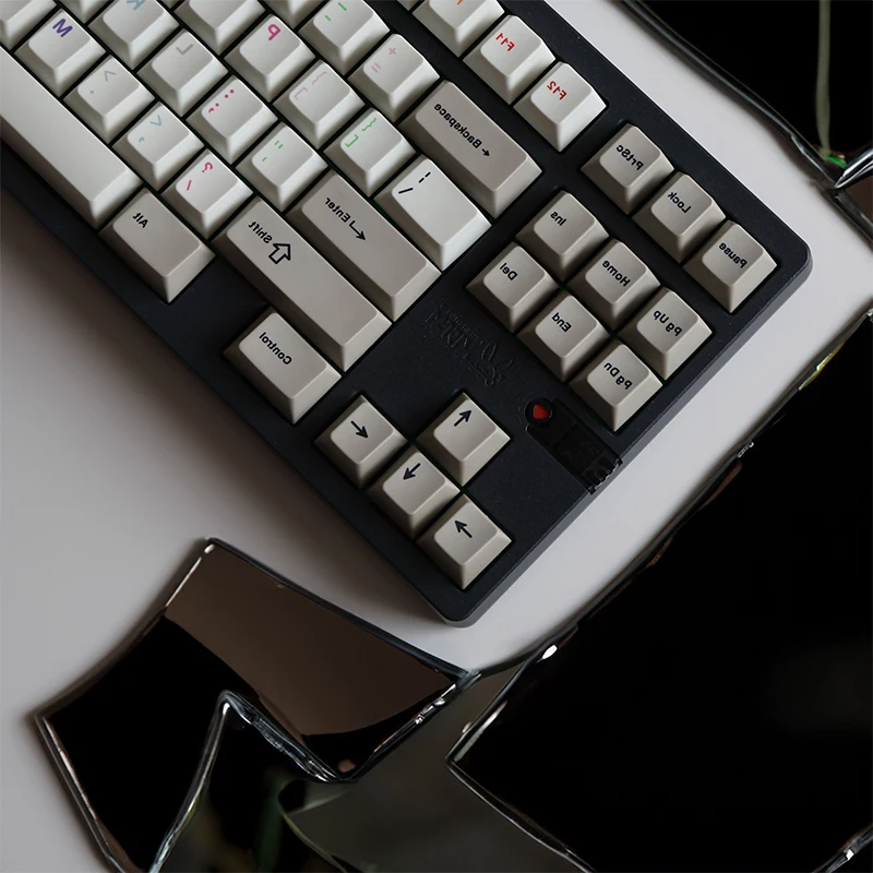 ミラーイメージ キーキャップ：PBT製シングルサイドで実現するメカニカルキーボードの高耐久性と人体工学設計
