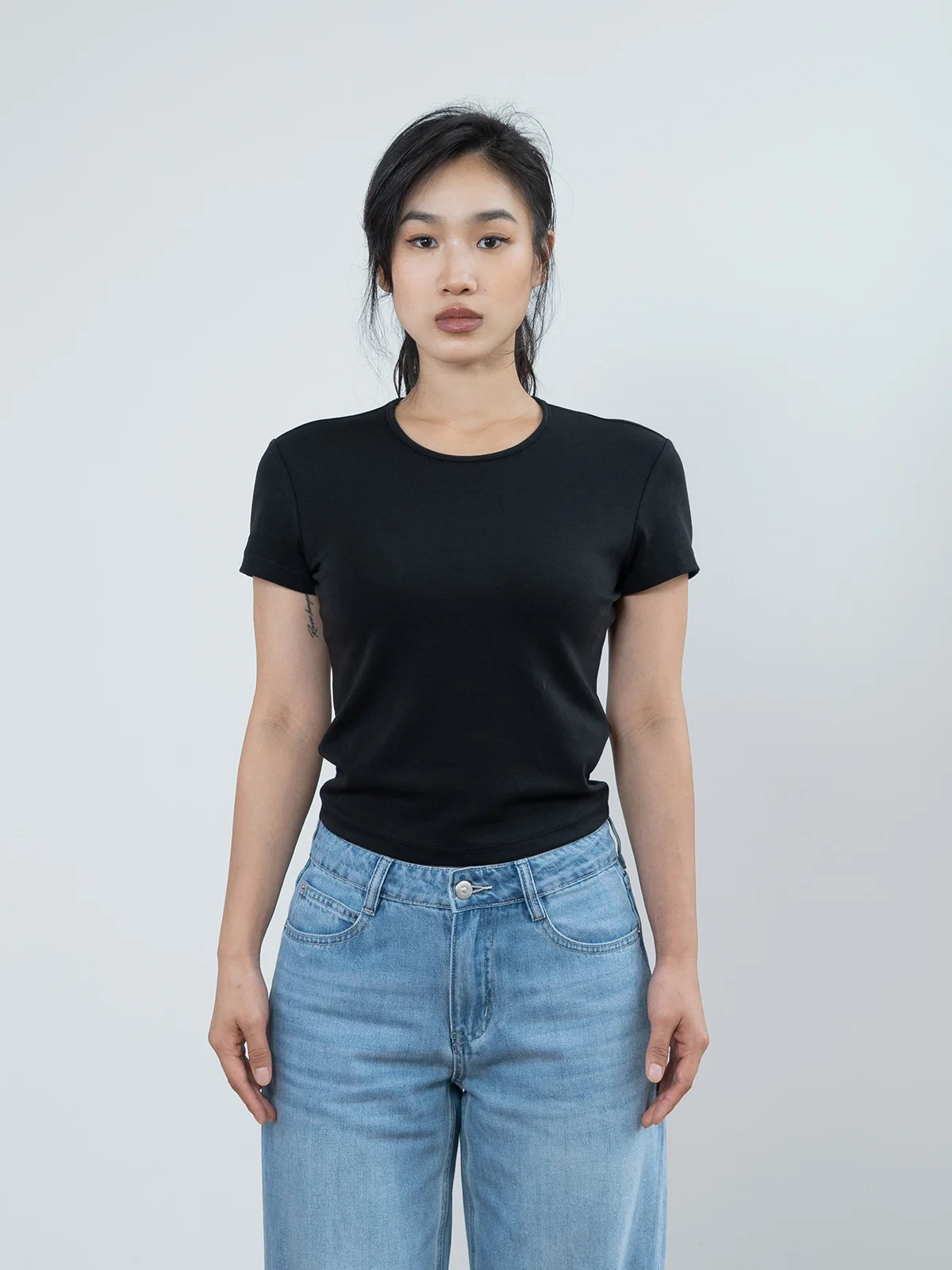シンプルで快適なTシャツは短パンコーデや40代の日常に最適な選択肢