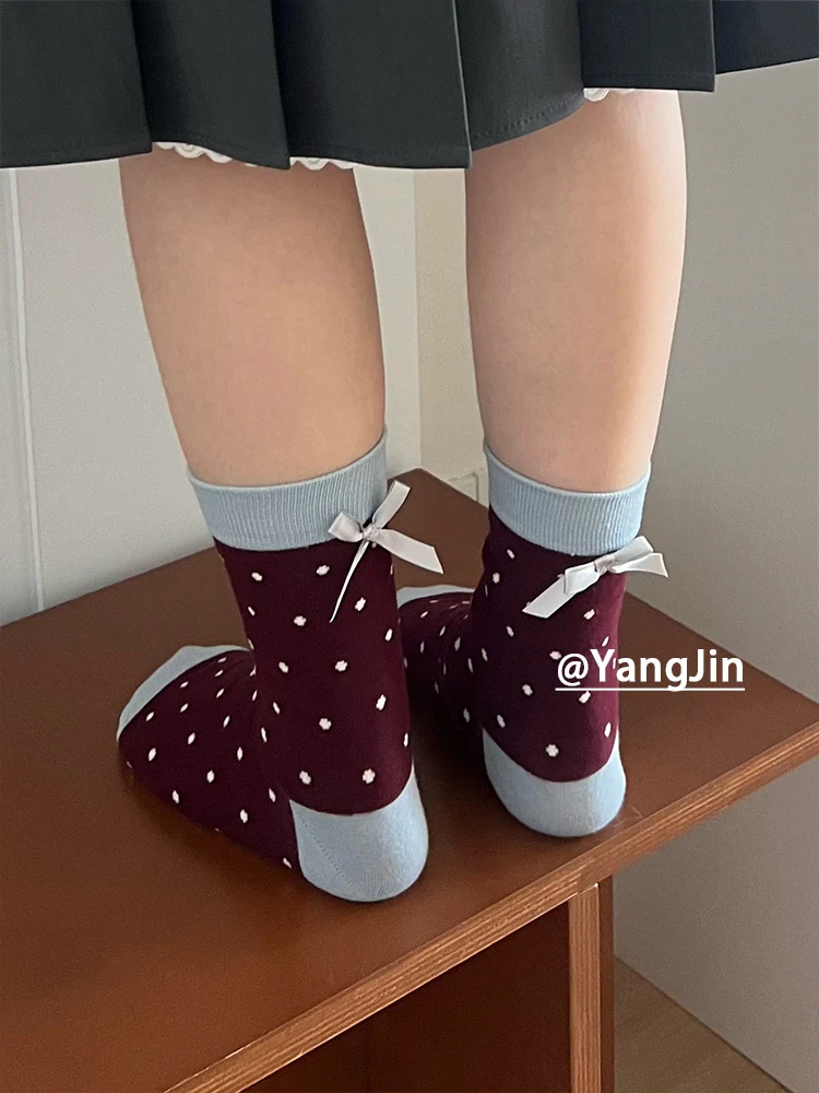 可愛いデザインのレッドドットリボン中筒靴下：パンプスとコーデで四季を彩る