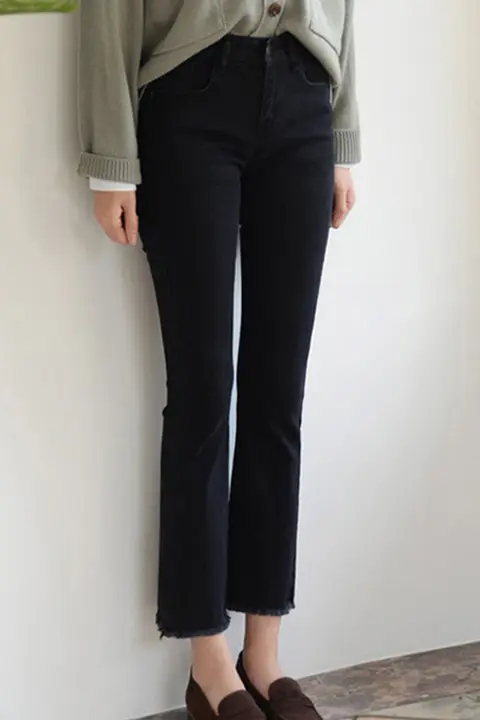 ハイウエスト黒デニムの9分丈フレアパンツ【秋冬用・スリム効果】