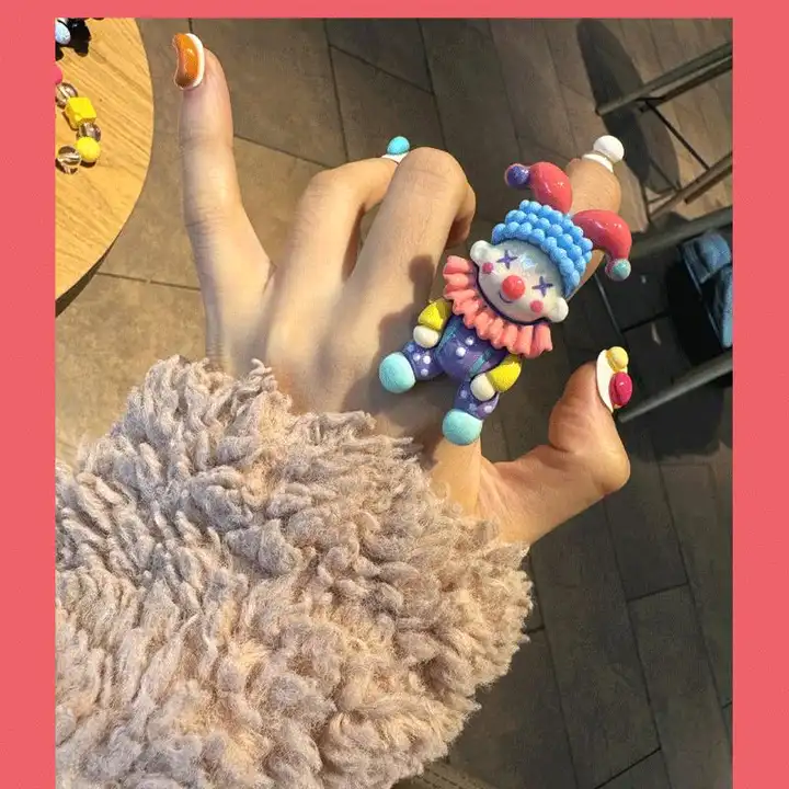 かわいいサーの道化師デザインの手作りネックレス