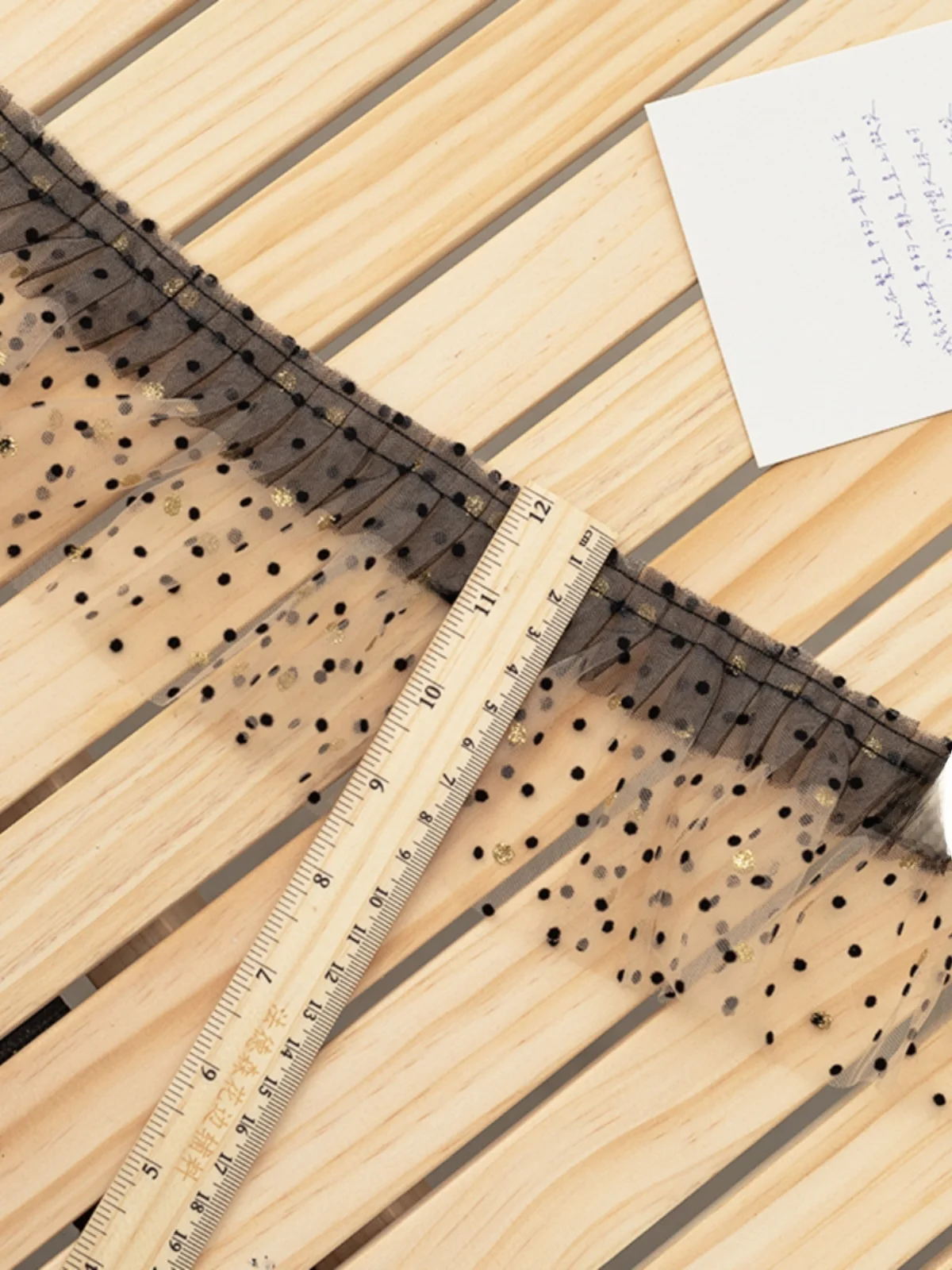 レース刺繍の柔らかさをどう選ぶ？DIYで心を癒すドット柄生地の選び方