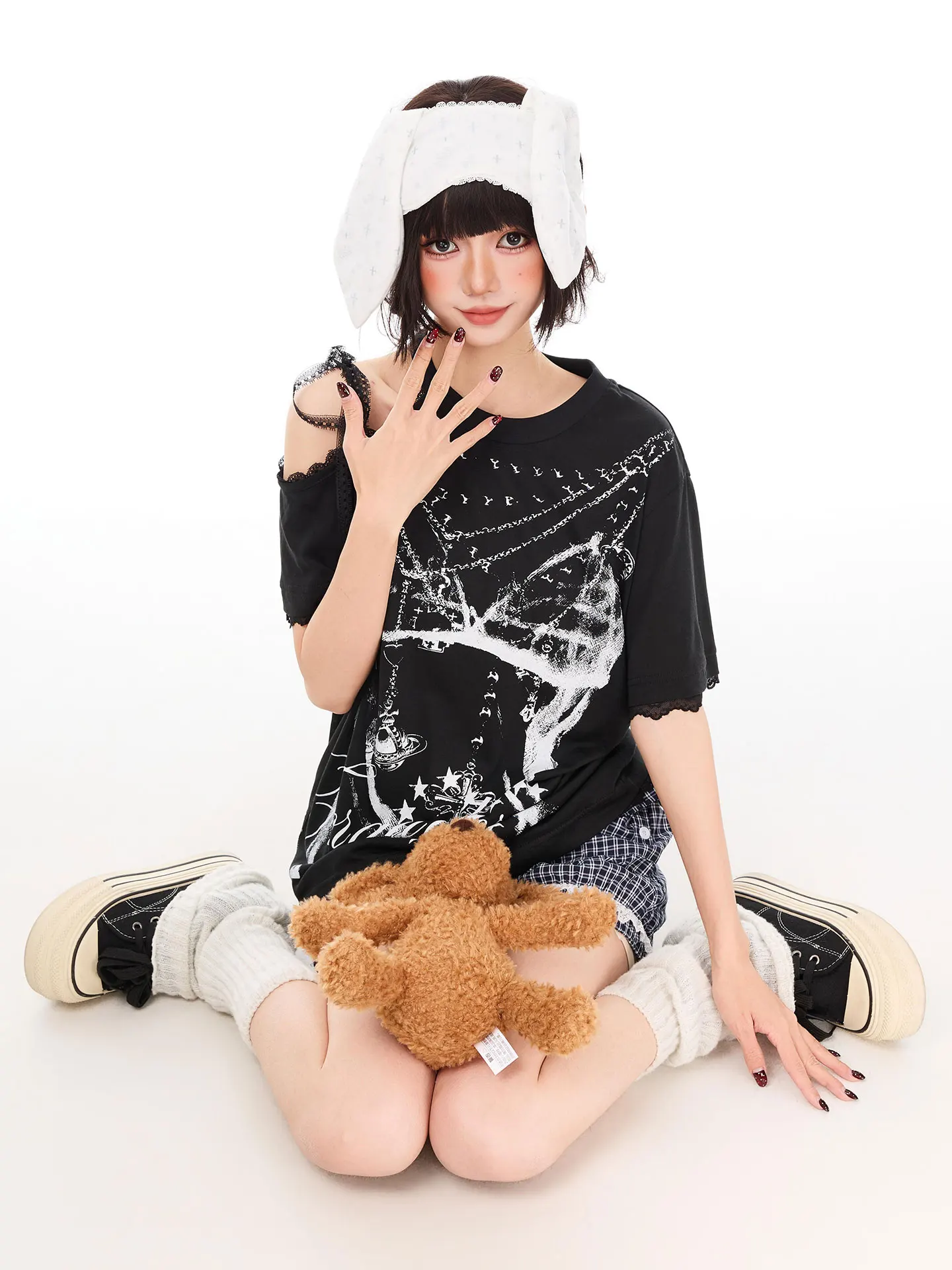 Y2KスタイルのTシャツ：デザイン性のあるアートプリントショートスリーブレースオフショルダーの実用性とスタイルフィット