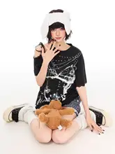 デザイン性のあるアートプリントTシャツ【Y2Kスタイル・ショートスリーブ・レースオフショルダー】