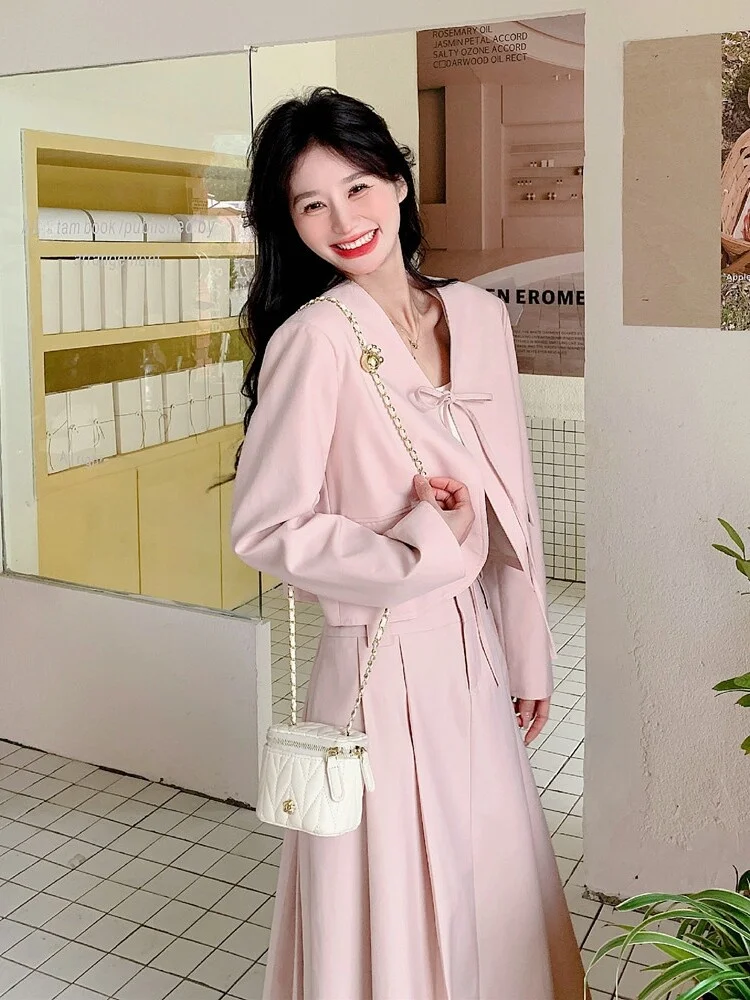 40代女性にぴったりの服は、清純感と優しさを兼ね備えたピンク色スーツから始める？