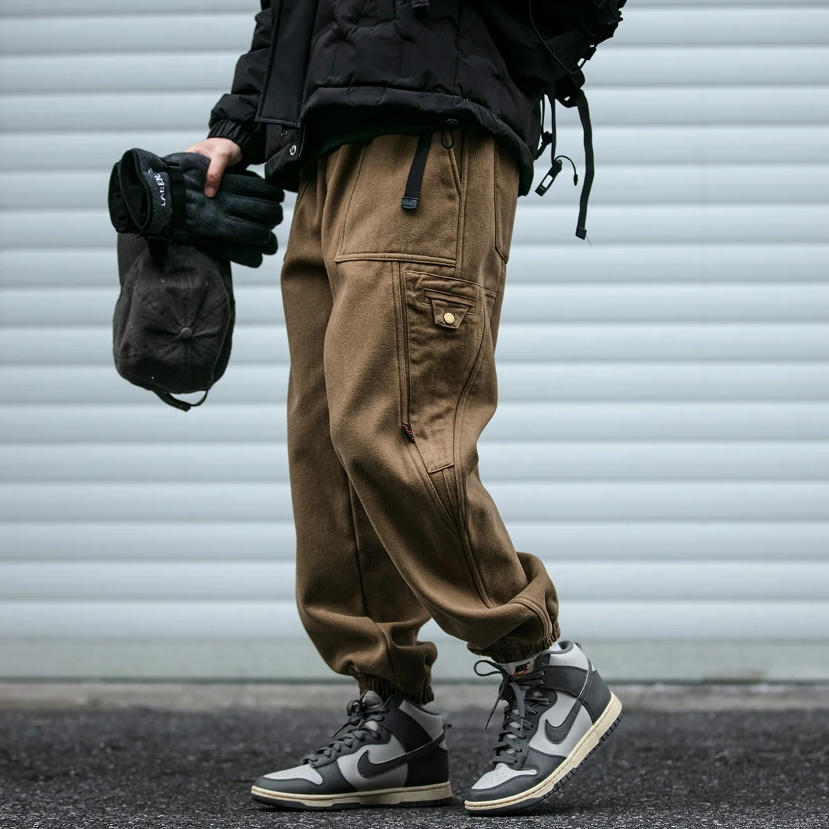作業用カーゴパンツを選ぶときに迷うのは、本当に機能性だけなのか？