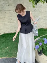 黒のノースリーブウエスト絞りトップスと白のハイウエストスカート【上品な女性向け・絶妙なコーディネート】（セットアップ対応）