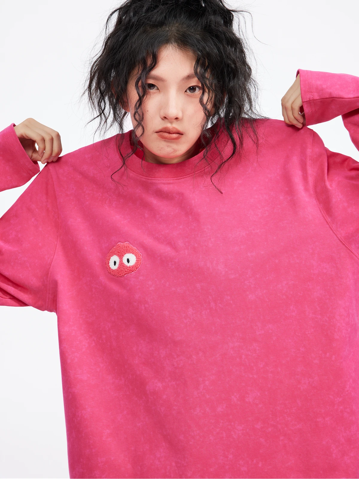 龟吉 宇宙ブランド コラボ ローズピンク雪柄Tシャツ：2024年秋季限定デザインの詳細と実用性