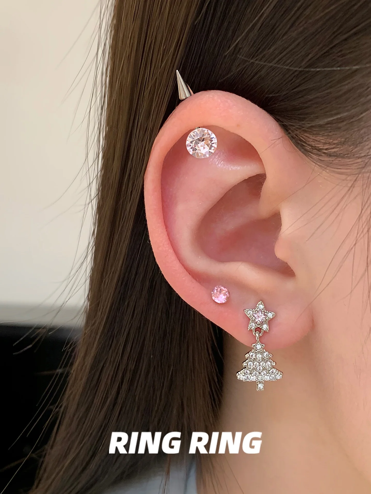 耳に差す「悪魔のスパイクチタン合金ピアス」は、本当にファッションのアクセントになるのか？