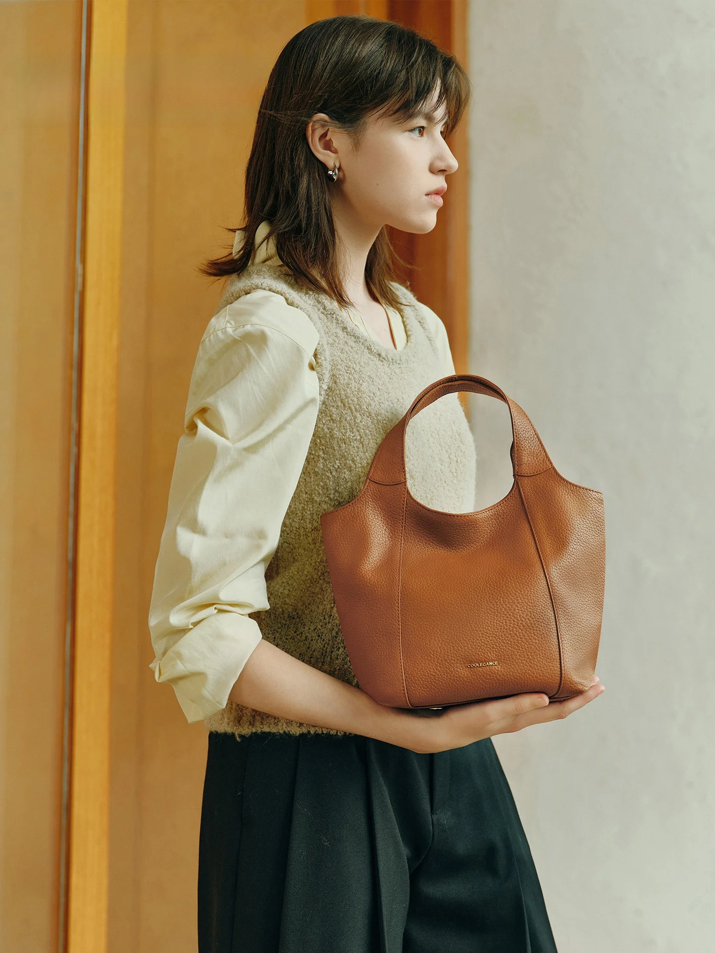 軽い柔らかい革バッグ ブランドとしてのBelle/百丽水桶包の実用性と特性