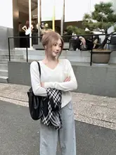 デザイン性のあるVネックニットセーター【春用・ホワイト・快適・コーディネートしやすい】