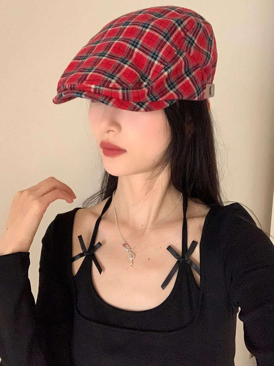 チェック柄キャスケット帽：シンプルで小顔効果を実現する女性向けファッションアイテム