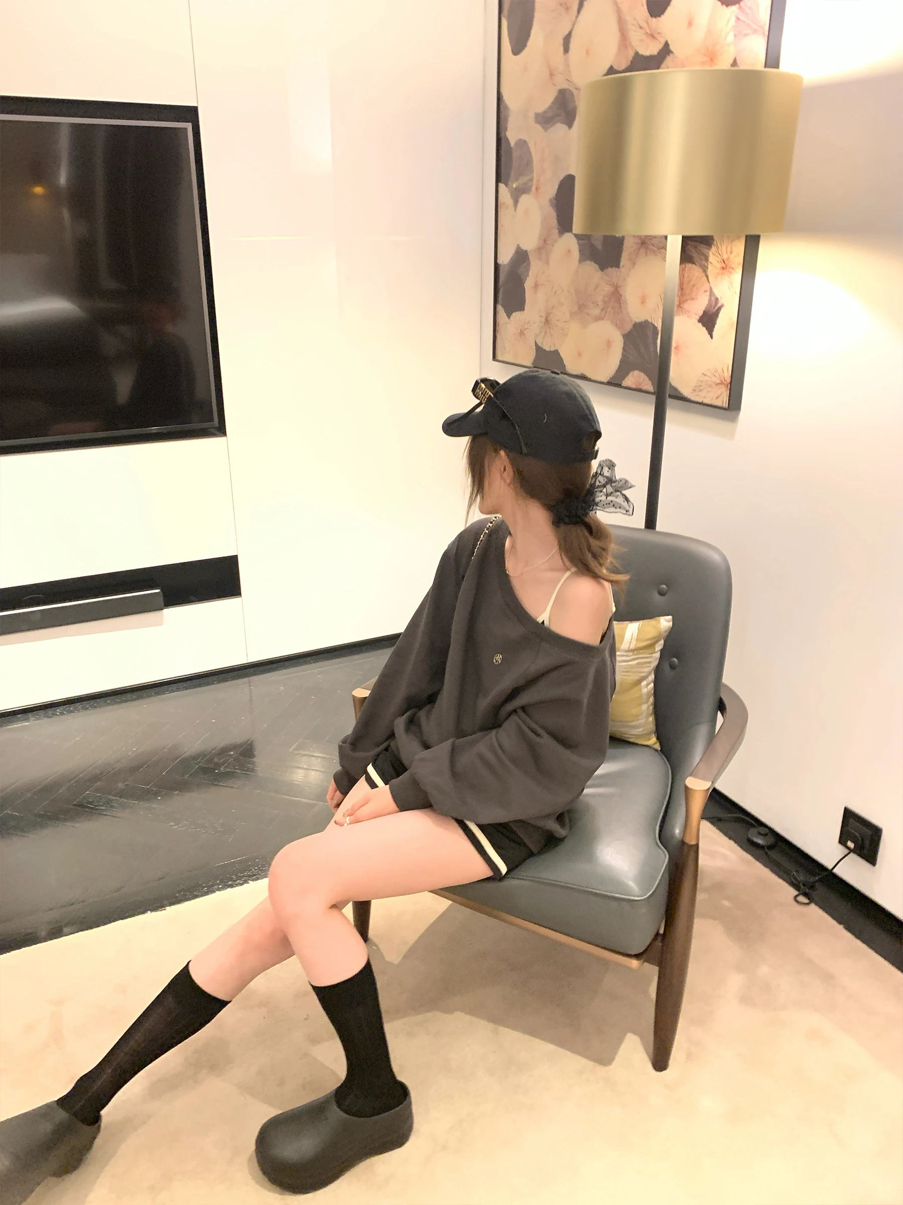 ショートパンツコーデで失敗しない方法は？少女風の白黒バイカラーが今、注目されている理由