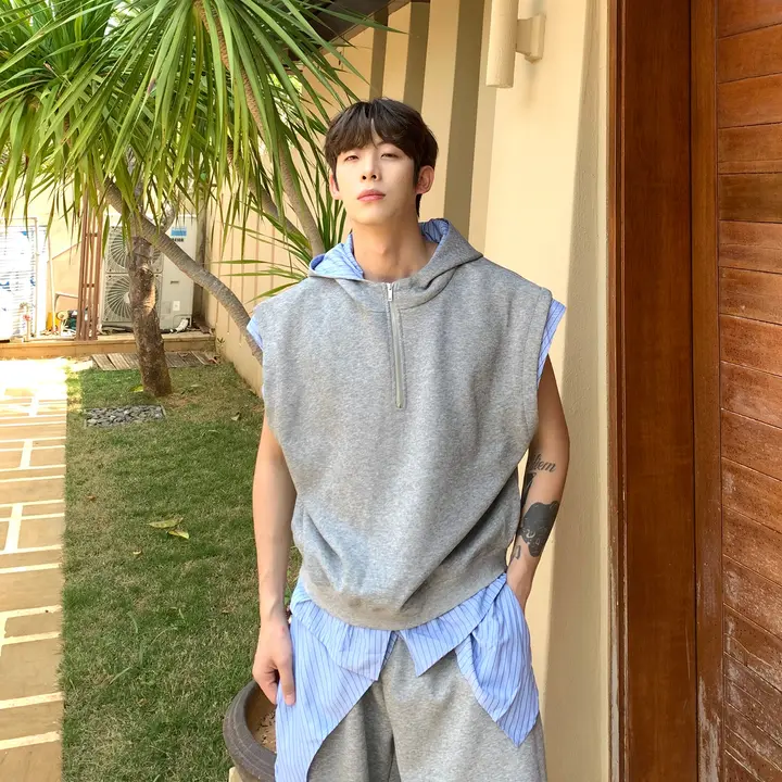 デザイン性のあるフード付きノースリーブTシャツ【夏用・メンズ・重ね着風・インスタ映え】（セットアップ対応）