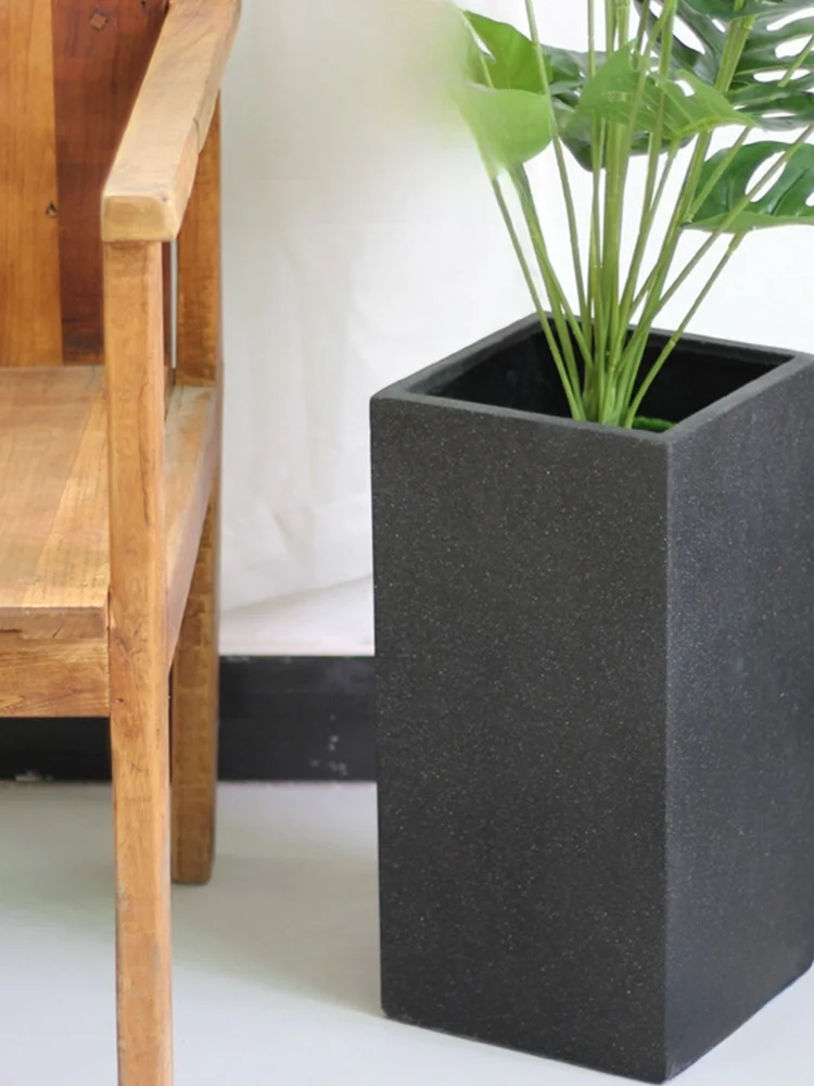 ほったらかしで毎年咲く花を育てるための屋外用フラワーポット