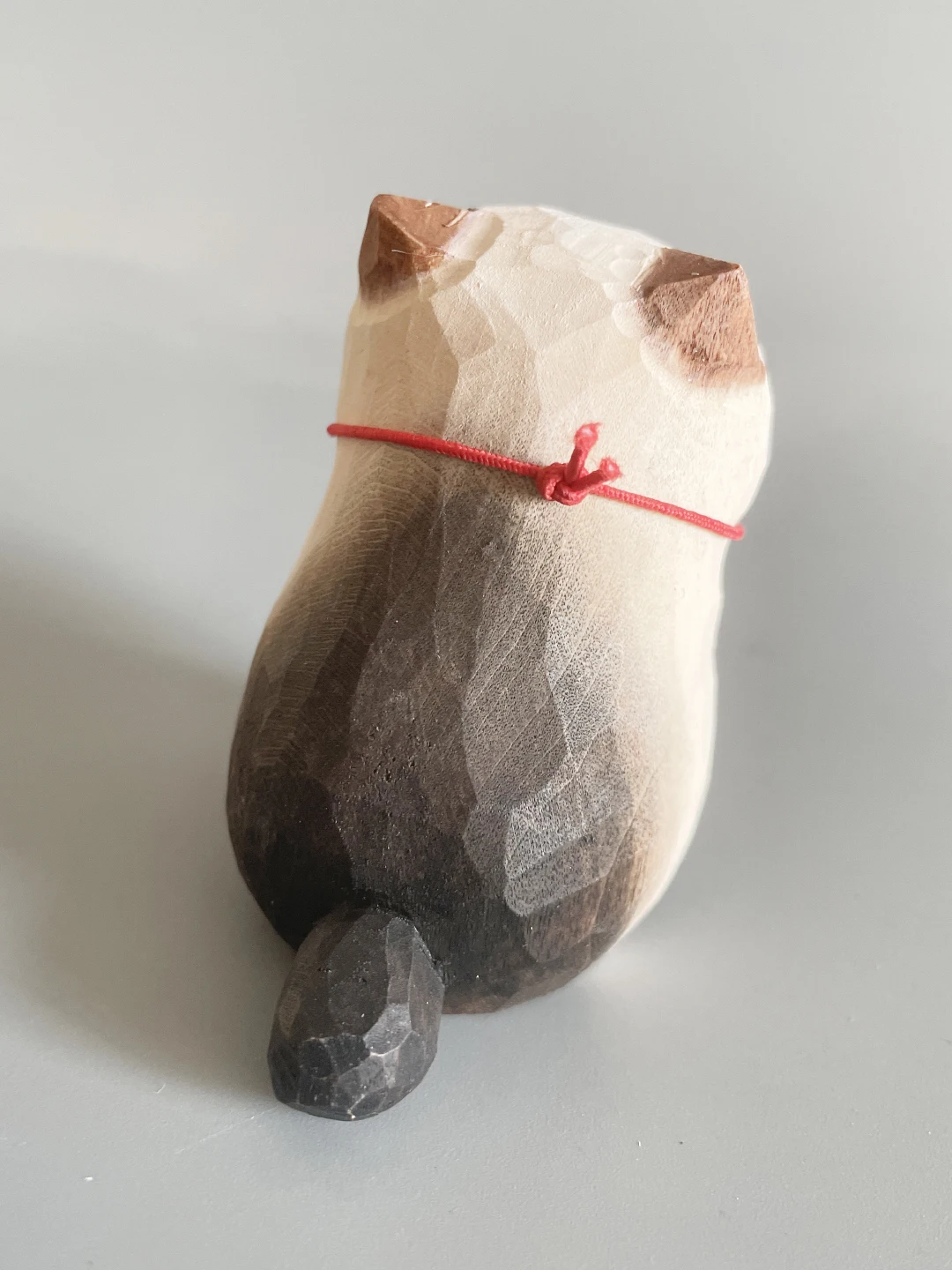 手彫りの木製シャム猫置物：猫グッズギフトとしての招財効果と日常使いの実態