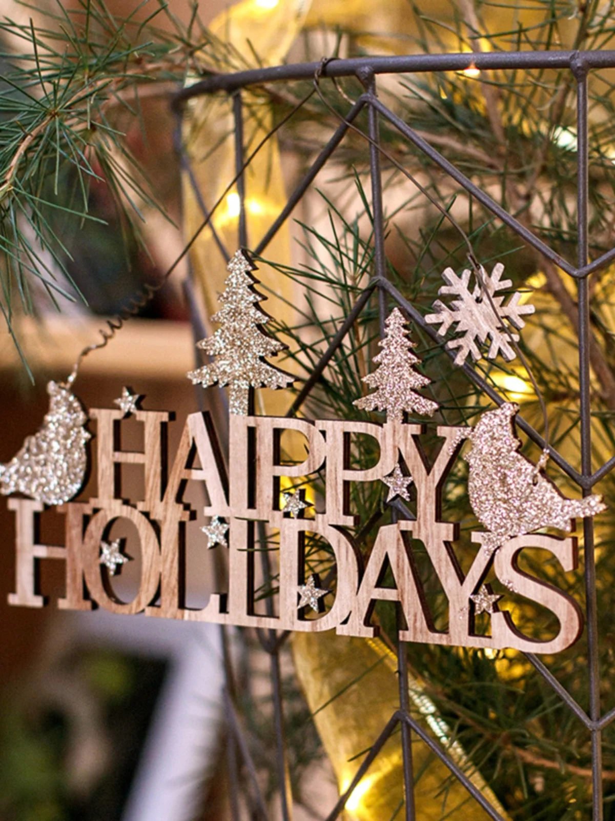 Happy Holidays にぴったりなデコレーションは、小木製プレートひとつで決まる？
