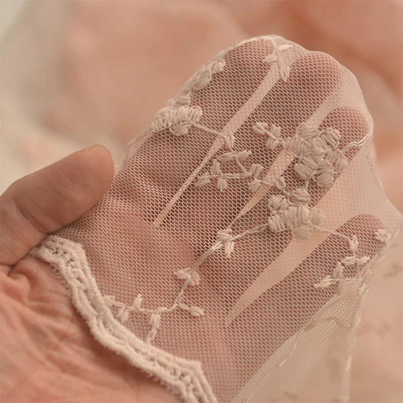 ラメ チュール 生地とは何か：オレンジピンクの刺繍入りネットチュール生地の実際の特徴と使用シーン