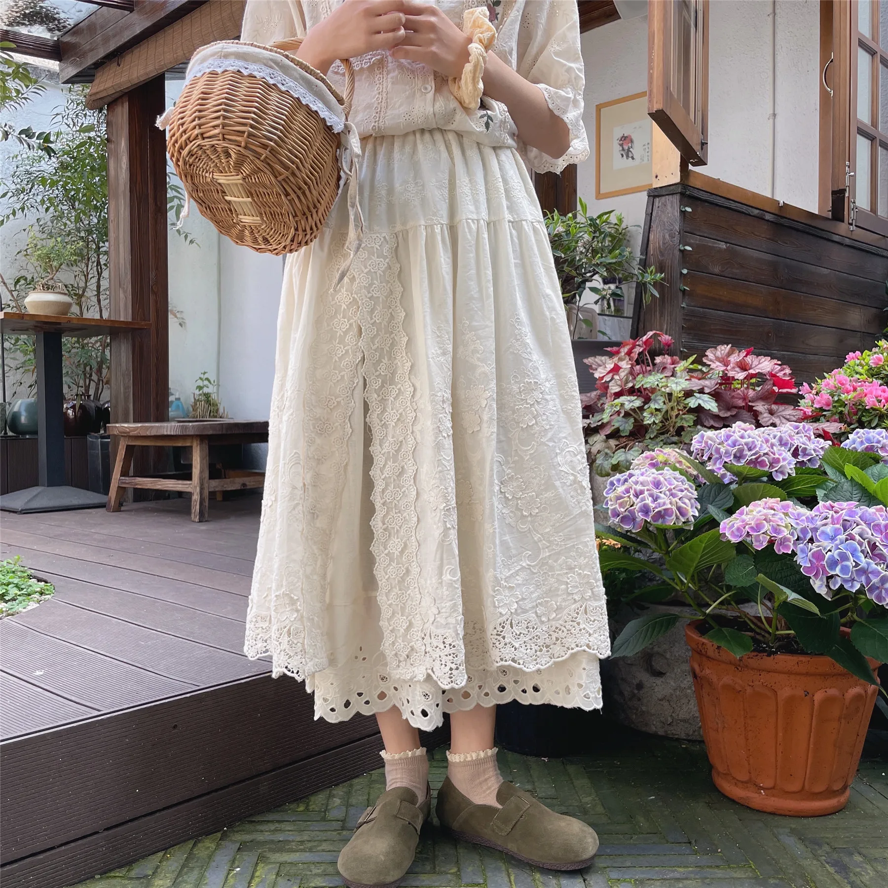 レースの花柄ミディスカート【ウエストゴム・コットン製・刺繍デザイン・ヴィンテージスタイル】