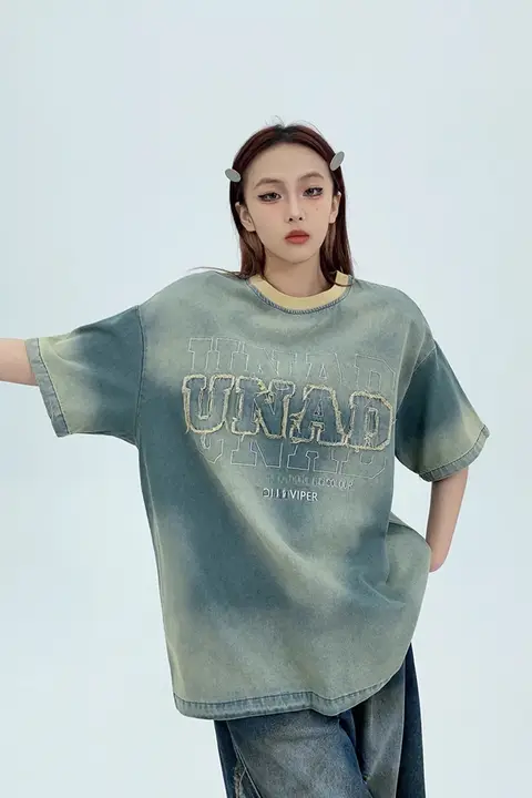 ビンテージ風刺繍デザインのデニムTシャツ【夏用・ルーズフィット・女性用・短袖】