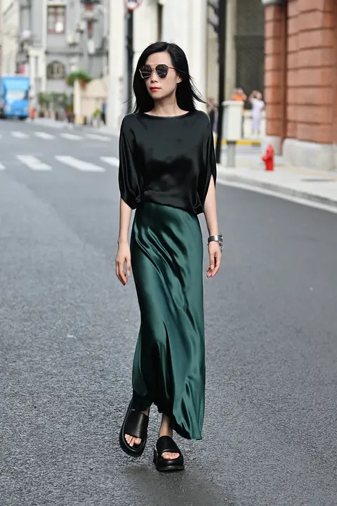 サテン風の落ち感が美しいフィッシュテールスカート【ミディ丈・優雅なデザイン・秋用】（セットアップ対応）