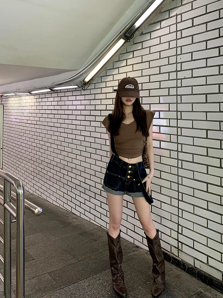 フレアパンツと中腰デニムサロペットパンツ、どちらが今の季節に最適？