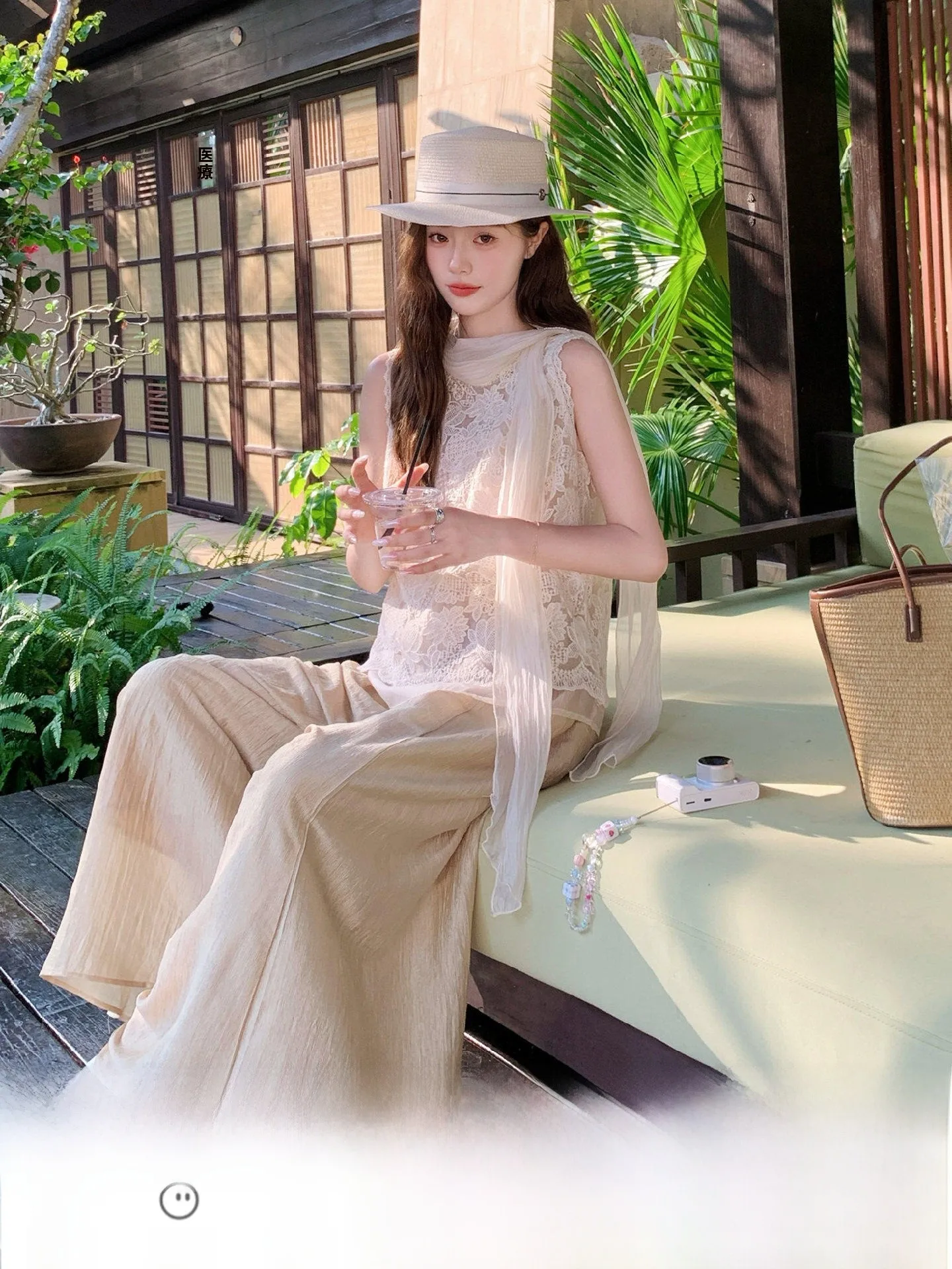 「レースの刺繍入りノースリーブトップス」で失敗しない夏のコーデは？