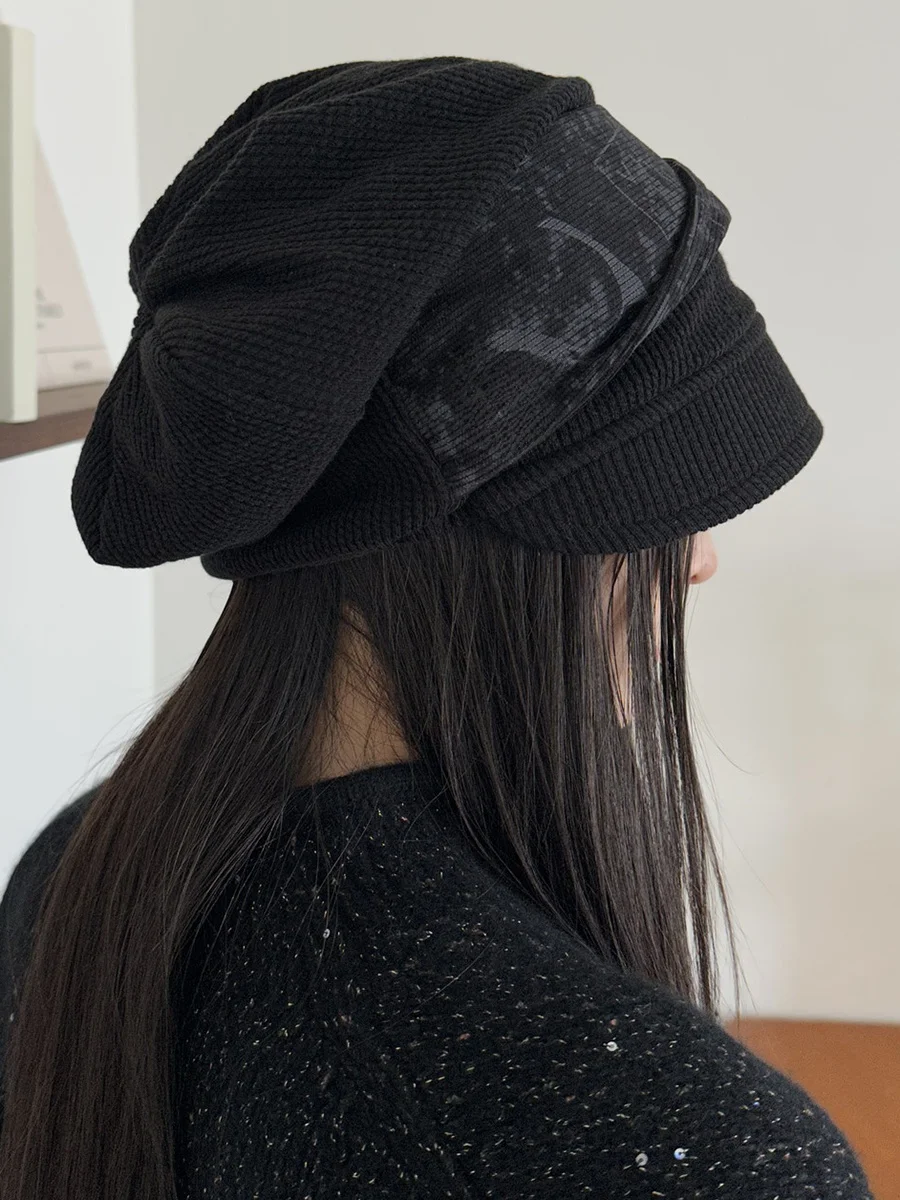 トレンドの短いつばの帽子：女性向けスタイリッシュな秋のファッションアイテム