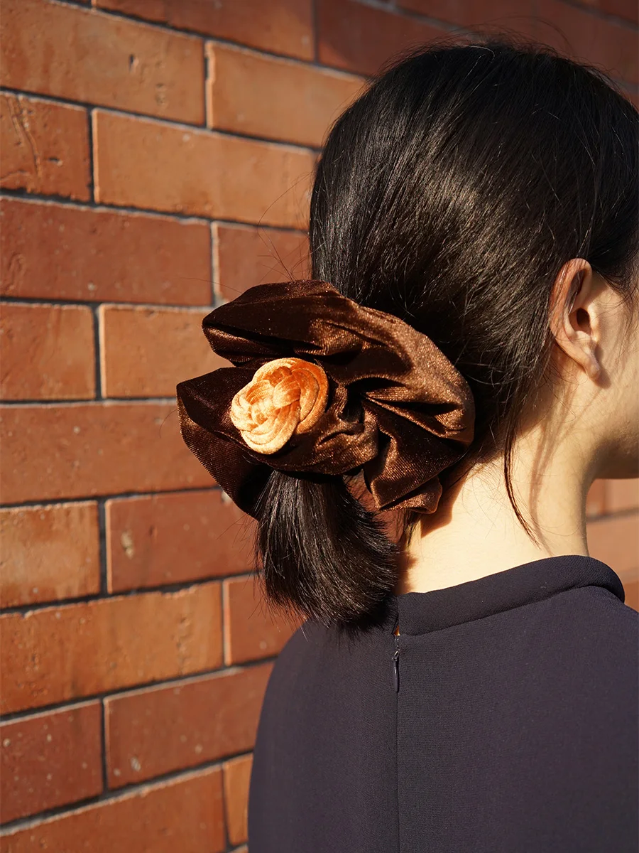 サテン製カメリアデザインヘアゴム：ストレート系ヘアスタイルへの自然なアクセントとは