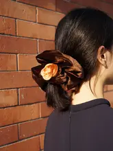 高級感あるサテン製ヘアゴム【黒・パール装飾・カメリアデザイン】