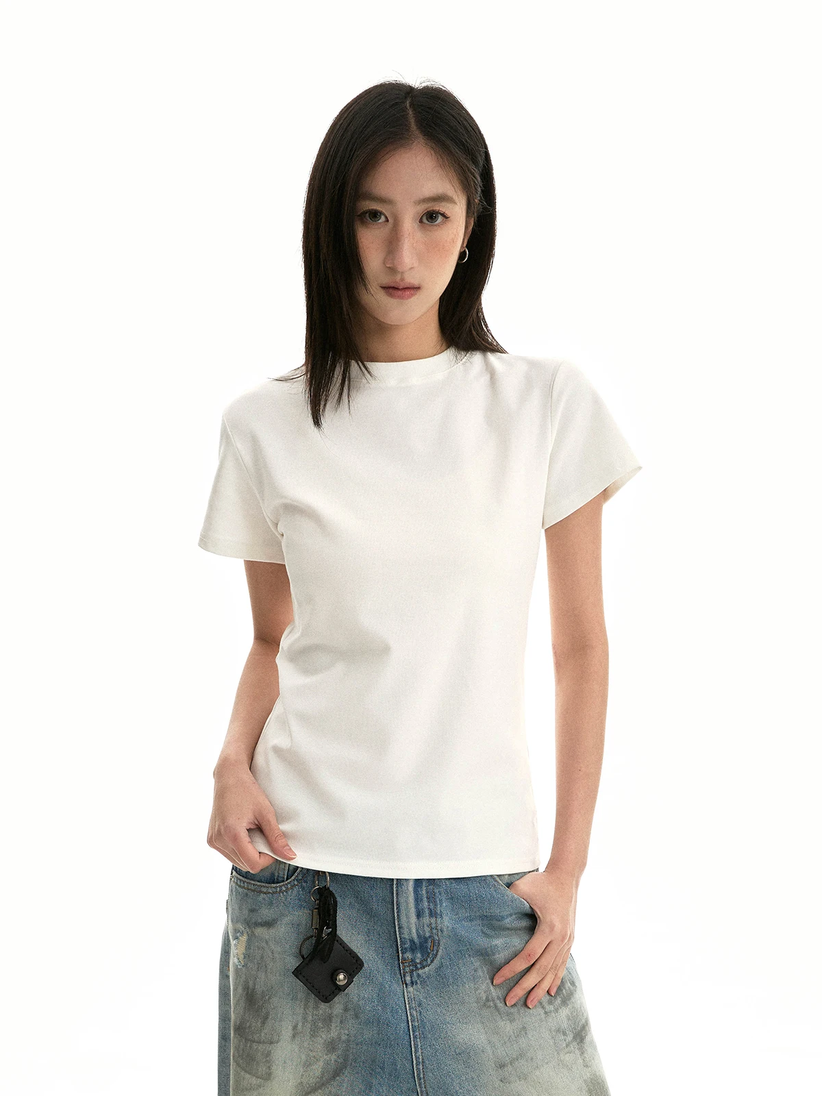 シンプルなデザインのクルーネック半袖Tシャツ【夏用・フィット・カジュアル】 大人可愛い服40代コーデに最適