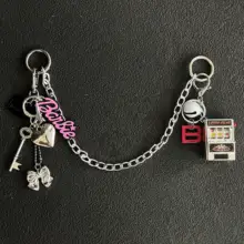 おしゃれなバッグチャーム【金属製アルファベット・鍵リング付き・トレンドデザイン】