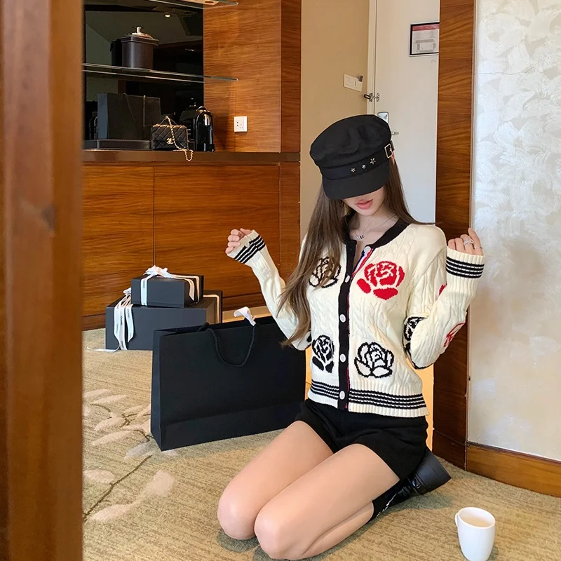 ラウンドネックニットカーディガン：冬用ゆったりデザインの通勤風スタイル