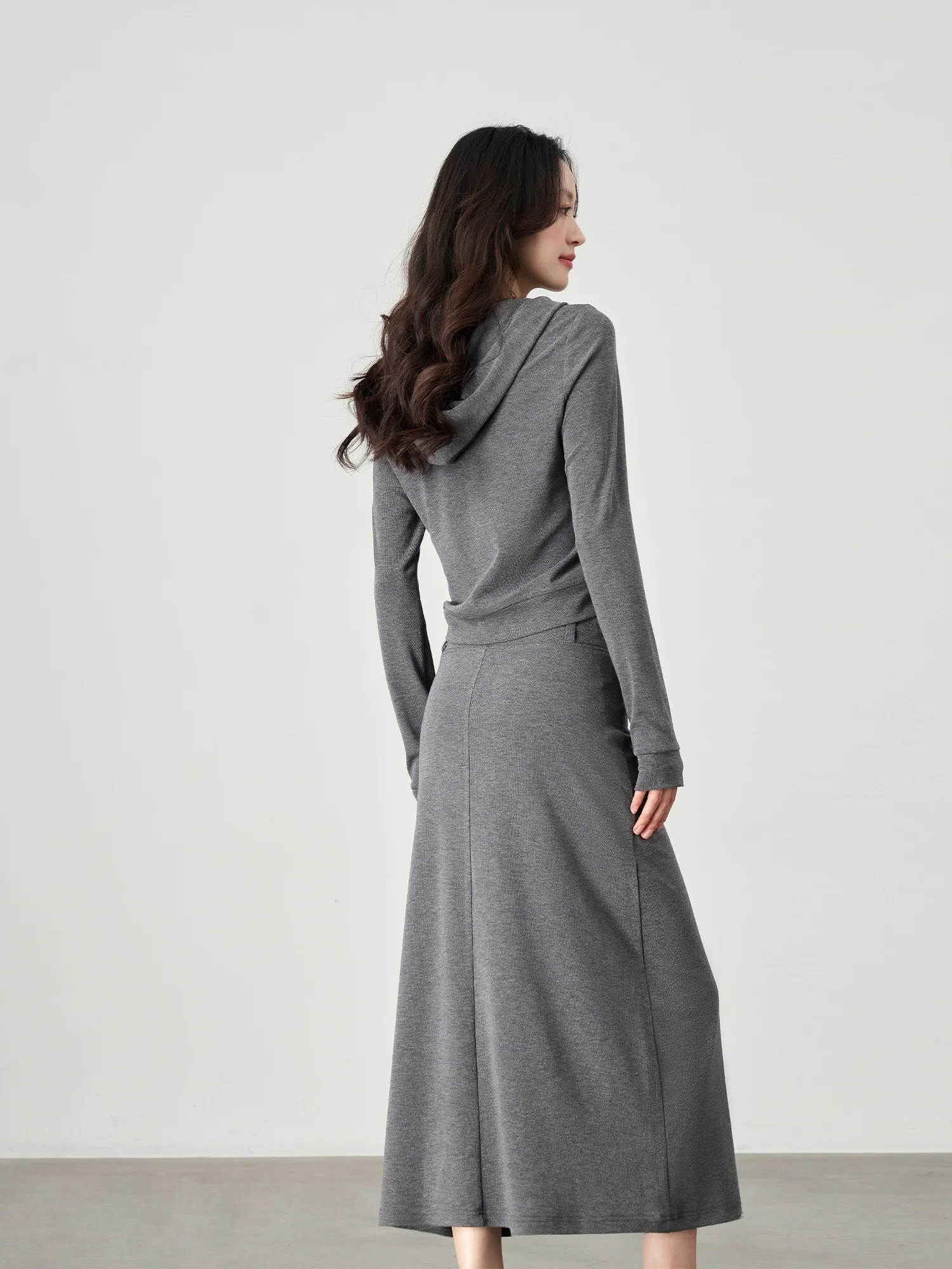 小柄な女性が通勤で悩む「服合わせ方」は、この1着で解決できる？
