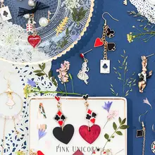 アリスの夢の中と不思議の国をテーマにしたポストタイプのイヤリング【韓国風・シンプルで合わせやすい・穴あけ不要】