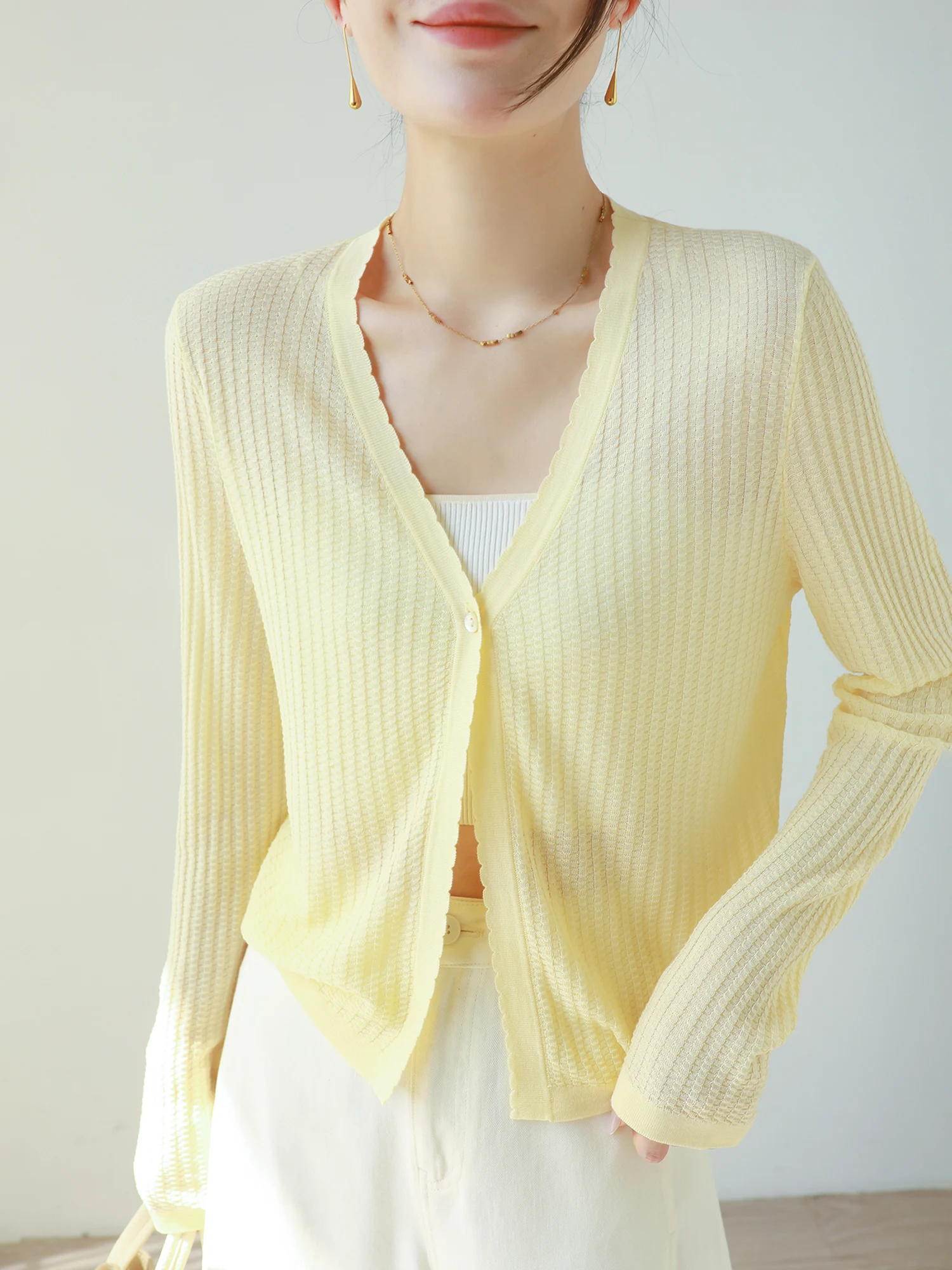 気温15度から3度の差で着るべき服は？軽量  で通気性の高いカーディガンが救う