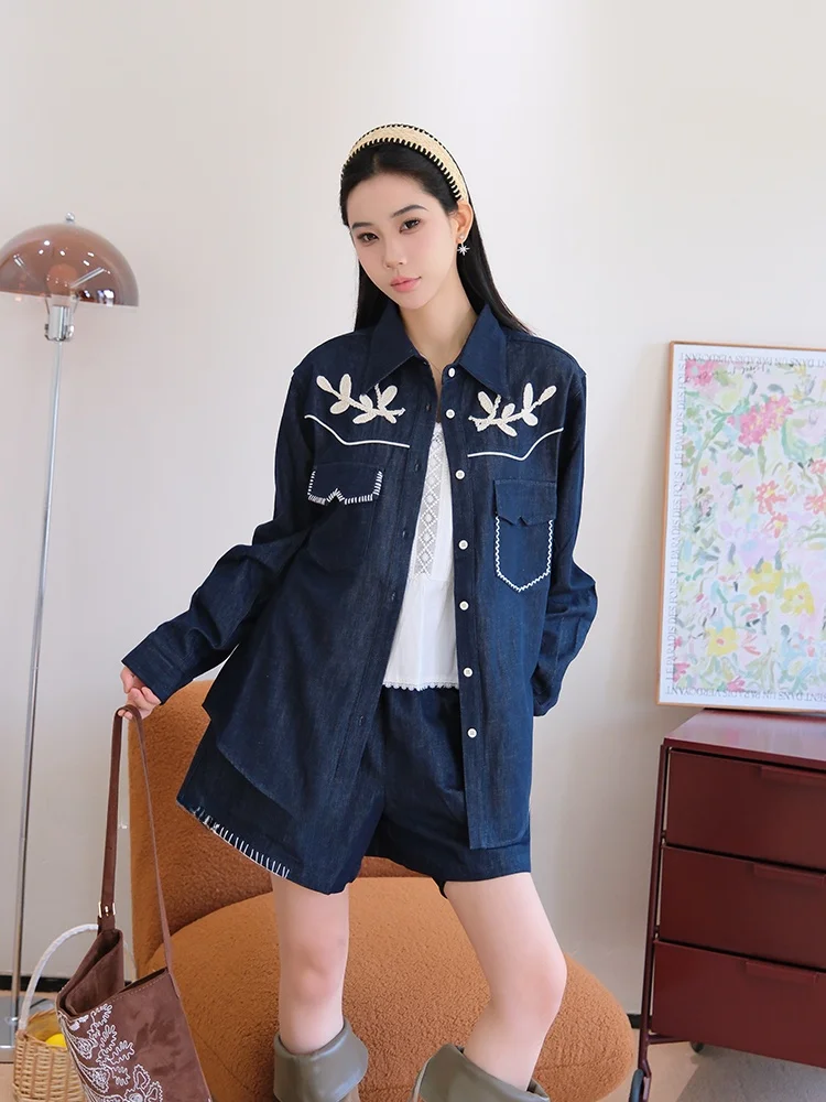 デニ  ム オン デニム に悩むなら、この花柄シャツが救う理由は？