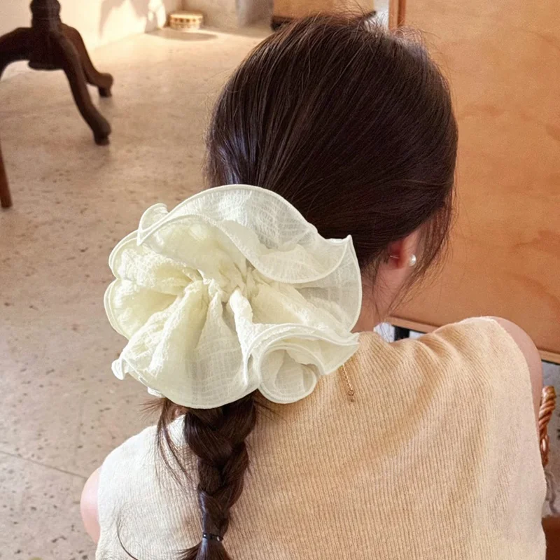 気品漂うブラックレースの大きなヘアゴム：ロングヘアアレンジでトップボリュームを簡単に実現