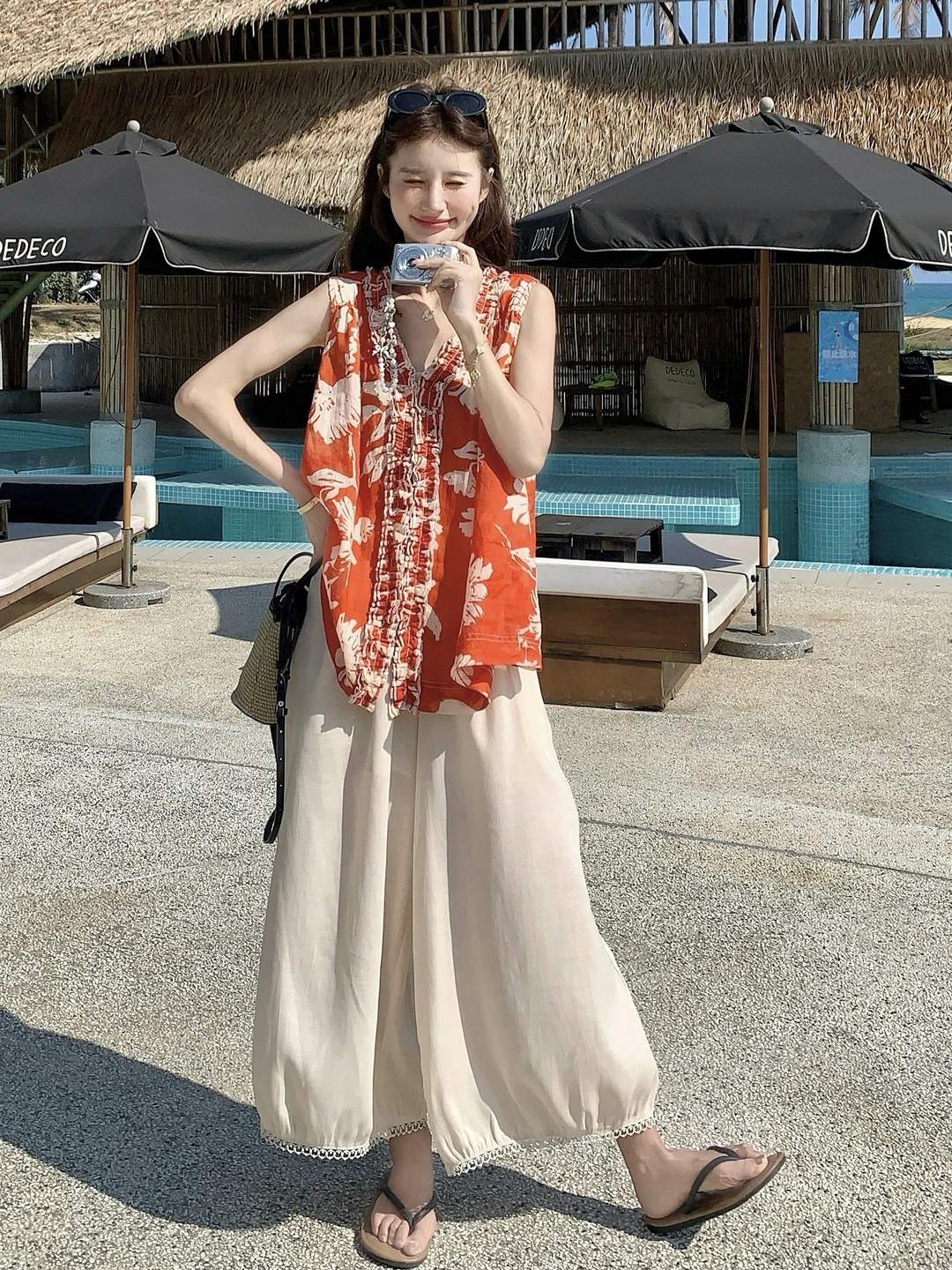 沖縄旅行に着るべき夏のトップスとパンツは？この1セットで完璧に解決できる