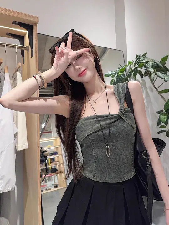 アメリカンレトロ風 デニム斜めストラップタンクトップ【セクシーオフショルダー】